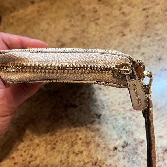 Michael Kors Clutch Wristlet Zip Wallet - Picture 4 of 13
